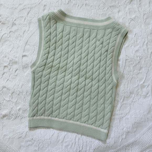 Abercrombie & Fitch Cropped Sweater Vest - Picture 3 of 6